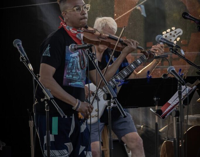 De la tutoría al escenario principal: cómo el Waterfront Festival de Blaine Harbor construye comunidad a través de la música
