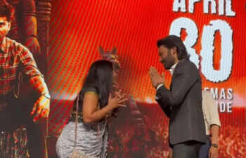 Fanática se arrodilla ante Dhanush en el evento 'Kara'; 'No adoren a las celebridades', reaccionan los internautas