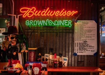 Brown's Diner ha sido un alimento básico en el área de Hillsboro durante décadas y ahora sirve una nueva lista de cócteles además del desayuno durante todo el día.