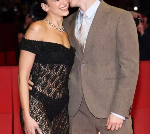 Dua Lipa y su novio Callum Turner