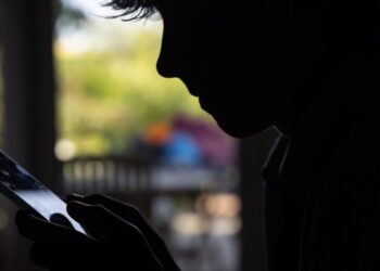 El 57% de los estadounidenses entre 13 y 17 años reciben noticias de las redes sociales al menos una vez al día.