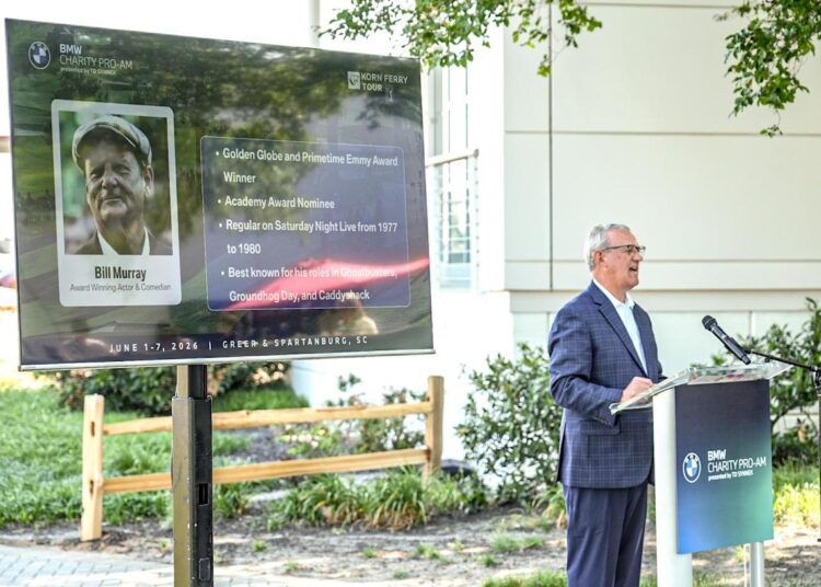 Max Metcalf, gerente de relaciones gubernamentales y comunitarias de BMW, presentó la lista de eventos relacionados con el BMW Charity Pro-Am de este año presentado por TD SYNNEX. También anunció las numerosas celebridades que estarán presentes, incluido el actor cómico Bill Murray.