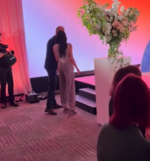 El príncipe Harry y Meghan compartieron un beso en los labios que parpadea y te lo perderás