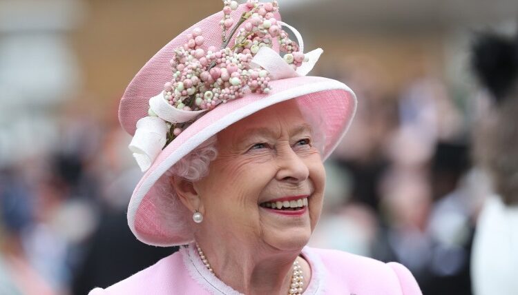 El rey Carlos honra a la difunta reina Isabel II en su centenario