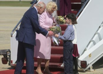 El rey Carlos III y la reina Camilla reciben ramilletes de hijos de familias de militares británicos con base en los Estados Unidos, en la Base Conjunta Andrews, Maryland, el lunes 27 de abril de 2026. Están en los Estados Unidos para una visita de estado de cuatro días destinada a celebrar el 250 aniversario de los Estados Unidos, que incluye una cena de estado en la Casa Blanca y un discurso ante el Congreso. (Foto AP/Rod Lamkey, Jr.)