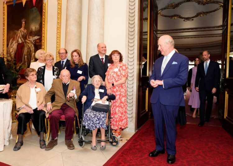 El rey Carlos III se reúne (frente de izquierda a derecha) con Joan Illingworth, John Jervois y Mary Wood, de 100 años, durante una recepción en el Palacio de Buckingham en Londres para celebrar el centenario del nacimiento de la reina Isabel II (Jordan Pettitt/PA Wire)