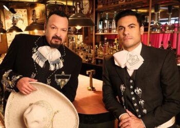 Los cantantes Pepe Aguilar y Carlos Rivera unieron sus voces en el tema 'Conversaciones con mi Almohada', con el que celebran al mariachi.