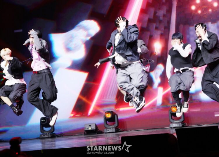 El grupo NEXZ está mostrando un maravilloso escenario en el showcase de lanzamiento del segundo álbum sencillo 'Mmchk (Eumchukeu)' que se llevó a cabo el día 27 en Seúl Yongsan-gu Blue Square. /2026.04.27 /Foto=Kim Hwi-seon hwijpg@