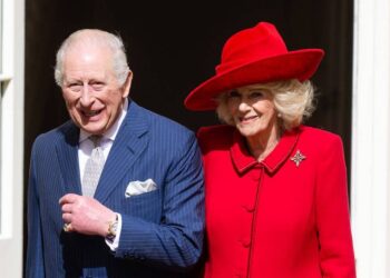 El rey Carlos III y la reina Camilla asisten al servicio de maitines de Pascua de 2026 en la Capilla de San Jorge el 5 de abril de 2026 en Windsor, Inglaterra.