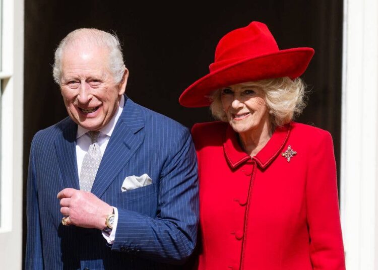 El rey Carlos III y la reina Camilla asisten al servicio de maitines de Pascua de 2026 en la Capilla de San Jorge el 5 de abril de 2026 en Windsor, Inglaterra.