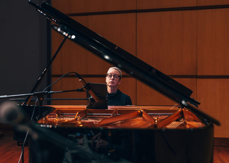 La mujer toca el piano.