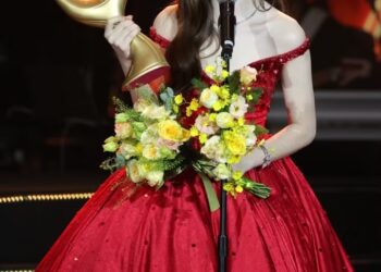 Ca sĩ Hòa Minzy nhận cúp. Ảnh: Ban tổ chức cung cấp