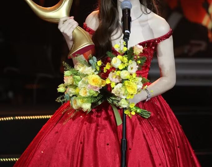 Ca sĩ Hòa Minzy nhận cúp. Ảnh: Ban tổ chức cung cấp