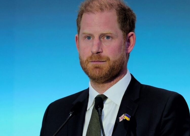 Internet exige la postura de la familia real sobre la visita del príncipe Harry a Ucrania