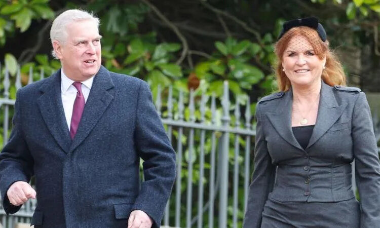 Andrew Mountbatten-Windsor y su ex esposa Sarah Ferguson, que perdieron sus títulos de Duque y Duquesa de York en 2025, se han enfrentado a un renovado escrutinio por sus vínculos pasados ​​con el depredador Jeffrey Epstein. Por: James Whatling / MEGA