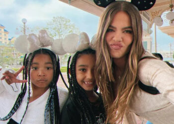 Khloé Kardashian con su hija True y su sobrina Chicago en DisneylandCrédito: Khloe Kardashian/Instagram