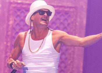 Kid Rock viaja en helicóptero del ejército después del alboroto del paso elevado en el patio trasero