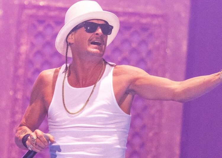 Kid Rock viaja en helicóptero del ejército después del alboroto del paso elevado en el patio trasero