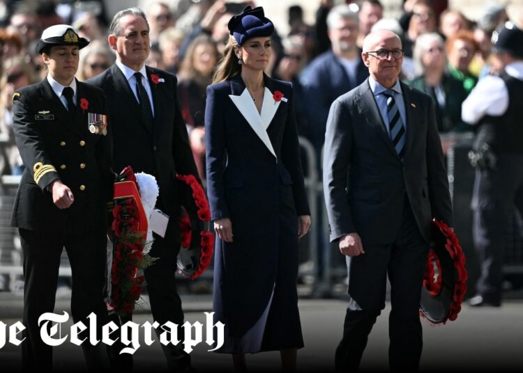 La Princesa de Gales deposita una ofrenda floral en el servicio de Anzac