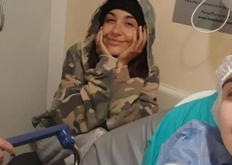 La cantante María Becerra le pagó una cirugía a una fanática con cáncer