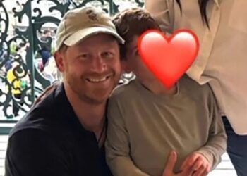 El príncipe Harry fotografiado con su hijo Archie el año pasado