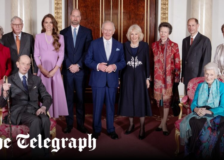 La familia real celebra el centenario de la difunta reina en el Museo Británico