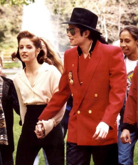 Los cantantes Michael Jackson y Lisa Marie Presley en el rancho Neverland en 1995.