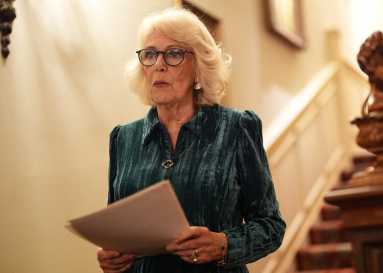 La reina Camilla concede a Anya Hindmarch una autorización real