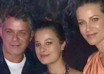 Alejandro Sanz junto a Manuela y Jaydy Michel