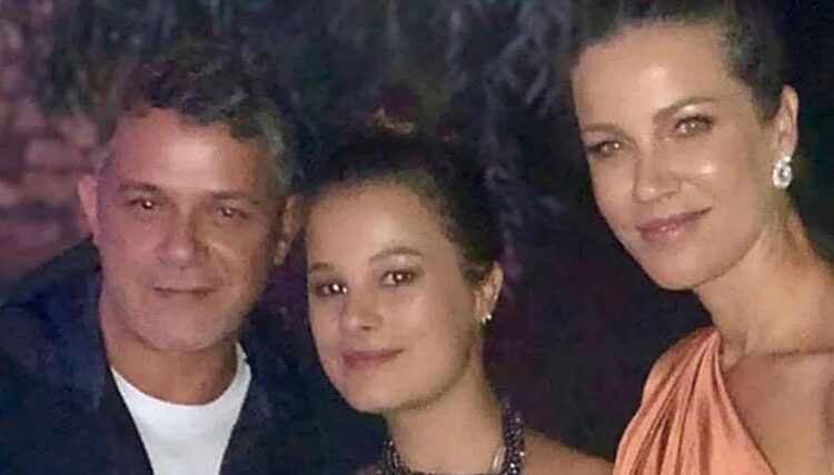 Alejandro Sanz junto a Manuela y Jaydy Michel