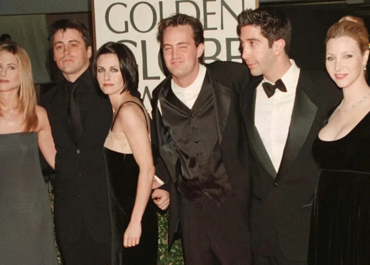 Las estrellas de 'Friends' supuestamente no están contentas Lisa Kudrow reveló detalles sobre sus salarios residuales