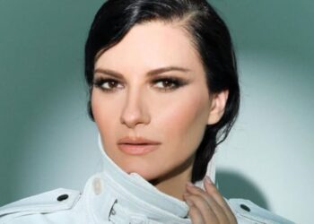 Laura Pausini sufre tremendo accidente en pleno concierto