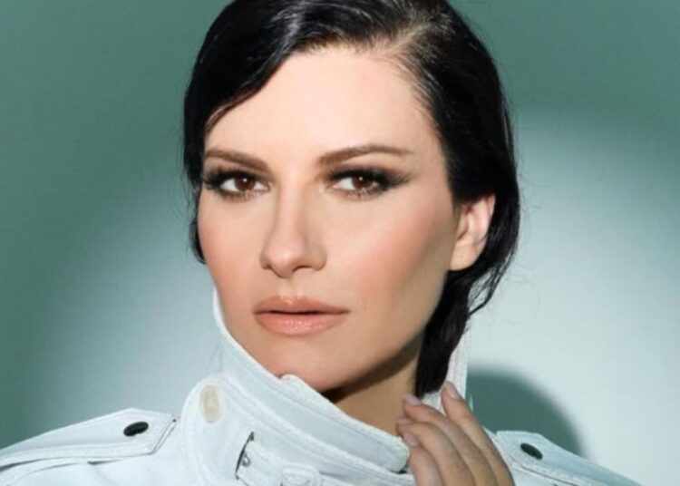 Laura Pausini sufre tremendo accidente en pleno concierto