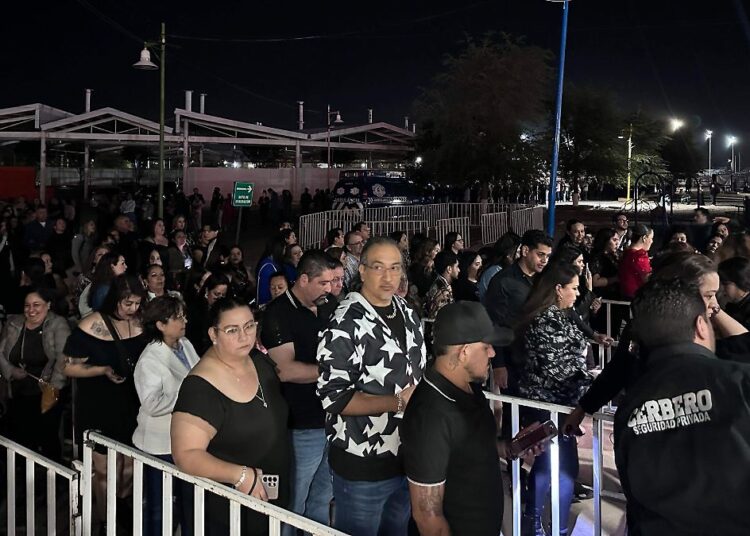 Llegan cientos de fans al Palenque de Santa Rita para disfrutar del concierto de Gloria Trevi - El Heraldo de Chihuahua