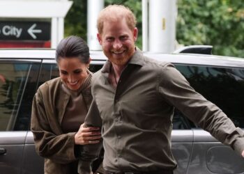 Meghan Markle y el Príncipe Harry fueron atacados cuando les dijeron '¡sigan con su vida en Estados Unidos!' | Real | Noticias