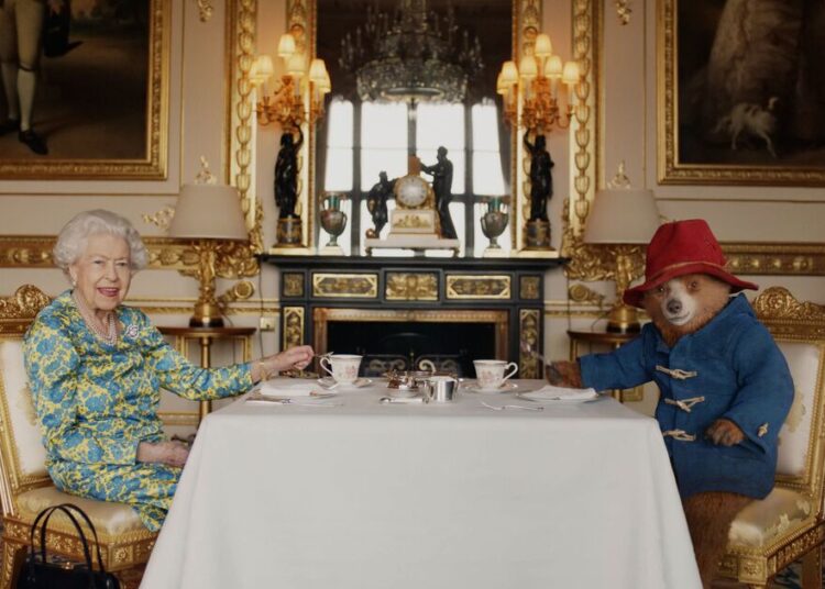 Mira el icónico boceto de la reina Isabel con el oso Paddington | Real | Noticias