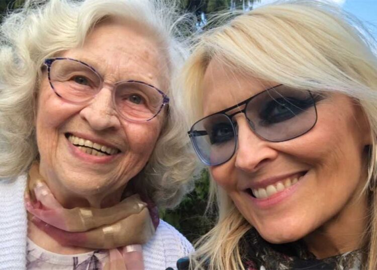 Muere la madre de Doro Pesch: "Mi soldado más fuerte y mi mayor apoyo"