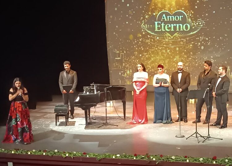 Ovacionan a cantantes de ópera fronterizos
