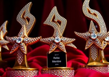 Una fotografía en primer plano que muestra las lujosas texturas de los premios de música country, brillantes pedrería y ricas telas de terciopelo, que representa conceptualmente el glamour y el prestigio de los legendarios 50 años de carrera de Reba McEntire.