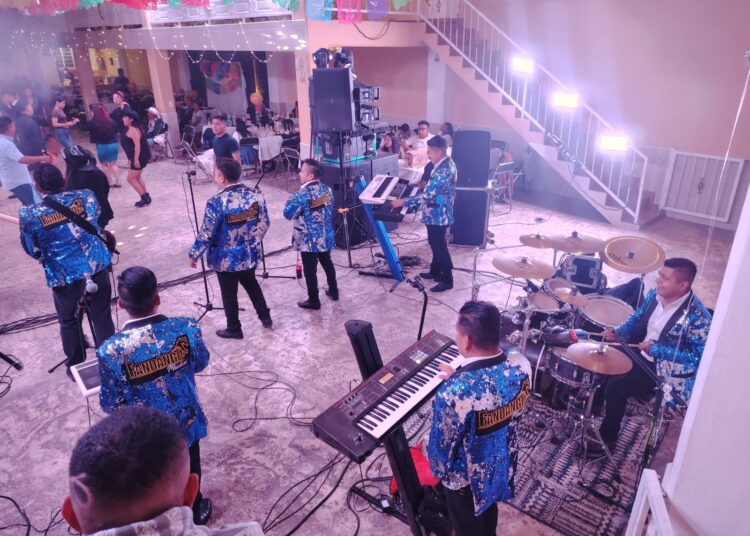 Retienen a cantantes en Huautla por llegar tarde a evento patronal 