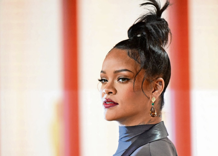 Rihanna posa con Rocki Irish, su hija de seis meses; la cantante pidió a Dior que diseñara un pañal para la bebé