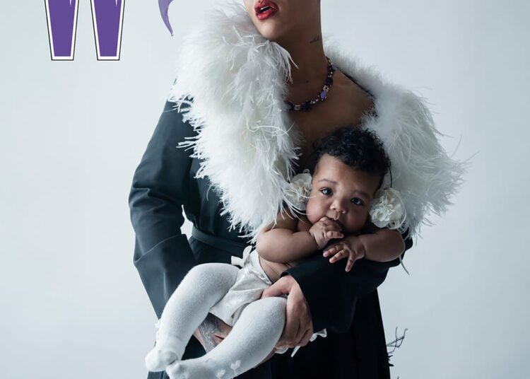 Rihanna y el bebé Rocki en la portada de la revista W