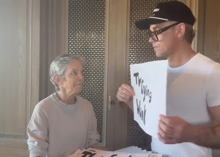 Robbie Williams se inventa nombres de pubs ocurrentes en el vídeo de 'Bite Your Tongue'