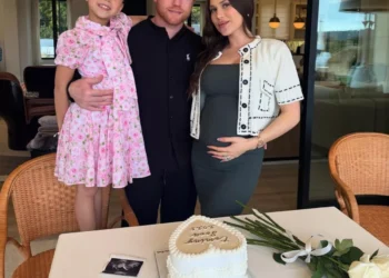 Les tenemos una noticiaaaaaa Nuestra familia crece con nuestra segunda hija te esperamos con mucho amor mi beba tendra una compañera de vida Te amo mucho @canelo Gracias Dios (1).jpg