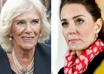 Según se informa, la reina Camilla le dijo a Kate Middleton que "no podía usar" azul en apariciones públicas