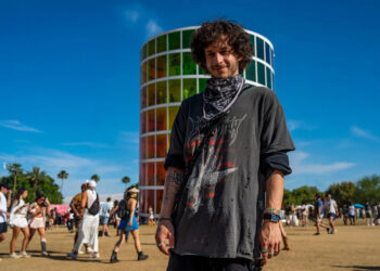 Jesse Kardon, conocido profesionalmente como Subtronics, posa para una fotografía frente a la famosa torre Spectra durante el fin de semana 2 del Festival de Música y Artes de Coachella Valley en Indio, California, el domingo 19 de abril de 2026.