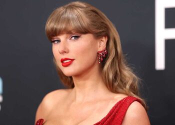 Taylor Swift dice que el intenso escrutinio de sus letras por parte de los fanáticos puede ser extraño