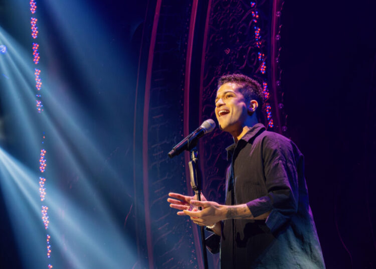 Vídeo: Jordan Fisher interpreta canciones de 'She Cries' de un nuevo mundo en el concierto Dream Roles de Broadway