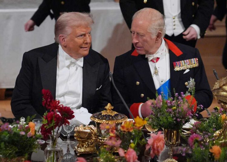 El rey Carlos de Gran Bretaña, a la derecha, y el presidente estadounidense Donald Trump hablan en un banquete estatal en el Castillo de Windsor, Inglaterra, el primer día de la segunda visita de estado del presidente estadounidense Donald Trump y la primera dama Melania Trump al Reino Unido, el 17 de septiembre de 2025.
