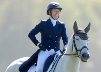 Zara Tindall sonríe sobre su caballo en las famosas pruebas de caballos del Reino Unido | Real | Noticias